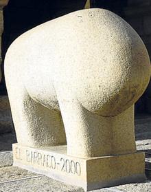 Imagen secundaria 2 - Arriba, iglesia de Nuestra Señora de la Asunción; Puerta de la ermita de la Virgen de la Piedad y escultura del verraco que se erige delante de la casa consistorial