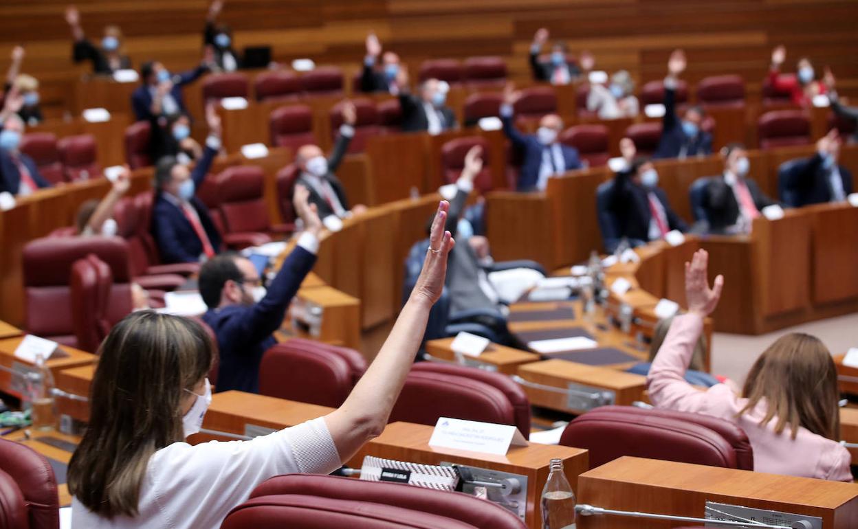 Manos alzadas en una votacion en uno de los últimos plenos en las Cortes. 