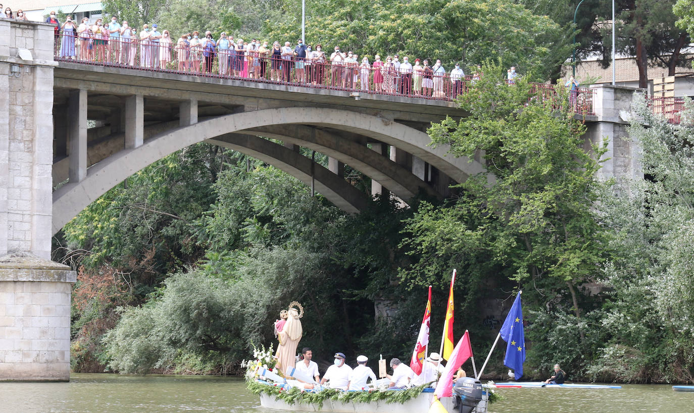 Fotos: Procesión fluvial de la Virgen del Carmen en Valladolid en recuerdo a la víctimas del coronavirus