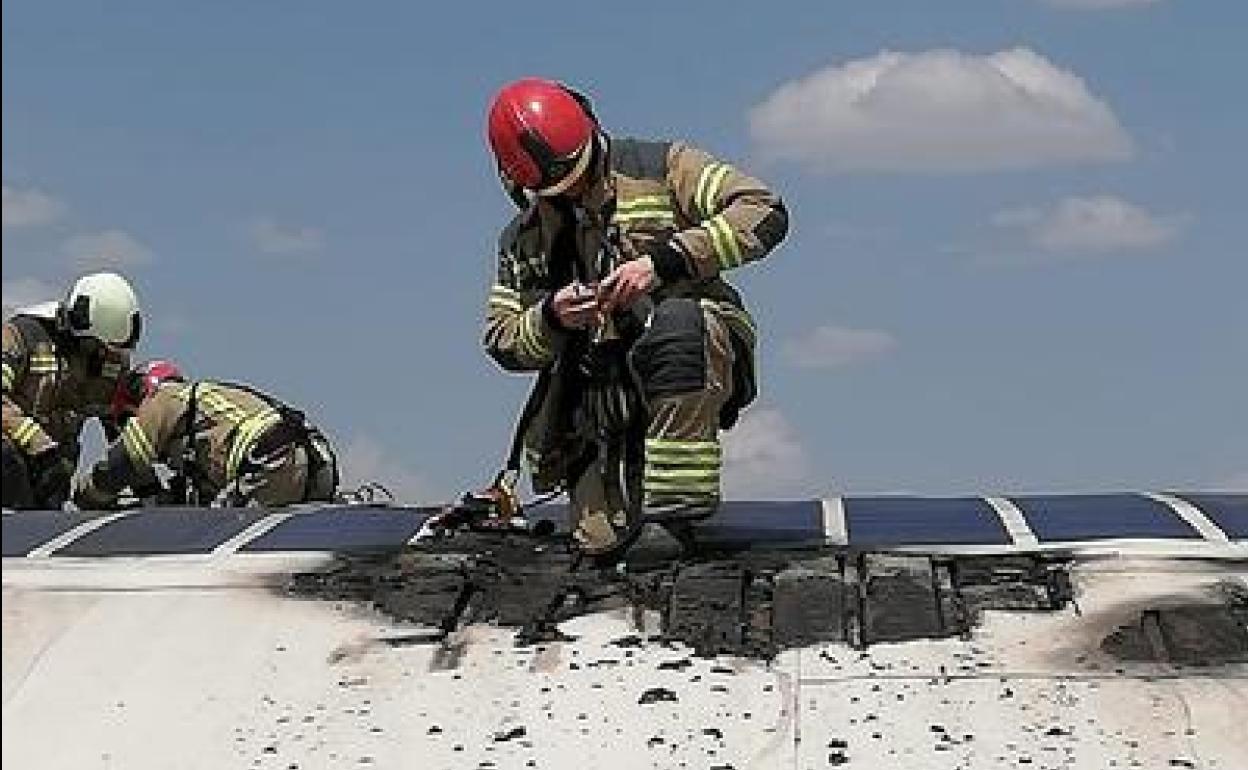 Los Bomberos de Valladolid intervienen en el incendio. 