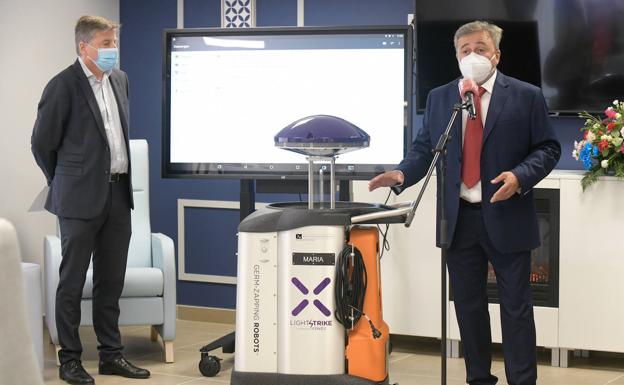 José Manuel Millán (delegado de Servicios Sociales de Clece) y José Antonio San José (director de Fuente Olivo) presentan el robot 'María' que se ocupará de la desiinfección y eliminación del coronavirus en las instalaciones de la residencia. 