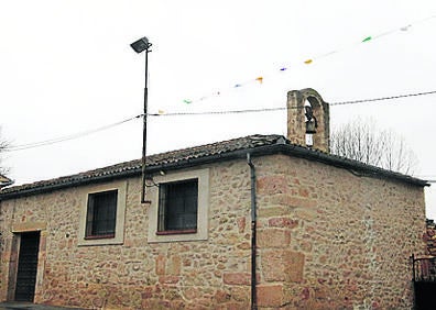 Imagen secundaria 1 - Arriba, portada de acceso a la iglesia; lugar donde se celebran Las Mojadas y la ermita.