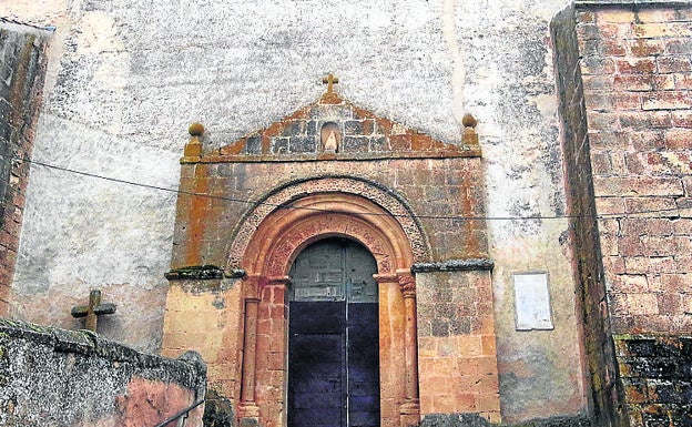 Imagen principal - Arriba, portada de acceso a la iglesia; lugar donde se celebran Las Mojadas y la ermita.