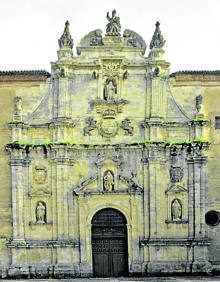 Imagen secundaria 2 - Arriba, iglesia del convento de Santa Claras; casa conocida como el Palacio Gótico y fachada del monasterio de San Zoilo.