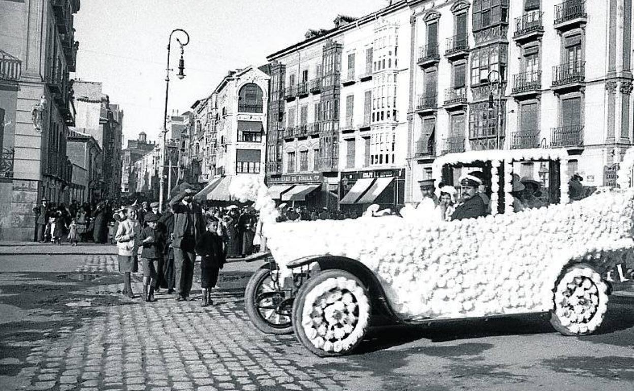 Coches engalanados con flores para celebrar el 'coso blanco', celebración de la primavera extendido a inicios del XX.