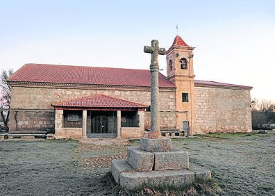 Imagen secundaria 1 - Arriba, iglesia de la Asunción; ermita de la Virgen de la Vega y Plaza de Toros.