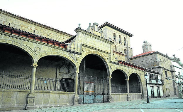 Imagen principal - Arriba, iglesia de la Asunción; ermita de la Virgen de la Vega y Plaza de Toros.