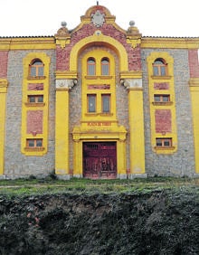 Imagen secundaria 2 - Arriba, iglesia de la Asunción; ermita de la Virgen de la Vega y Plaza de Toros.