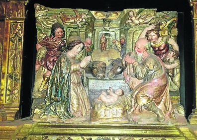 Imagen secundaria 1 - Arriba, Fuente de Los Caños.y, abajo un par de detalles del retablo de la iglesia.