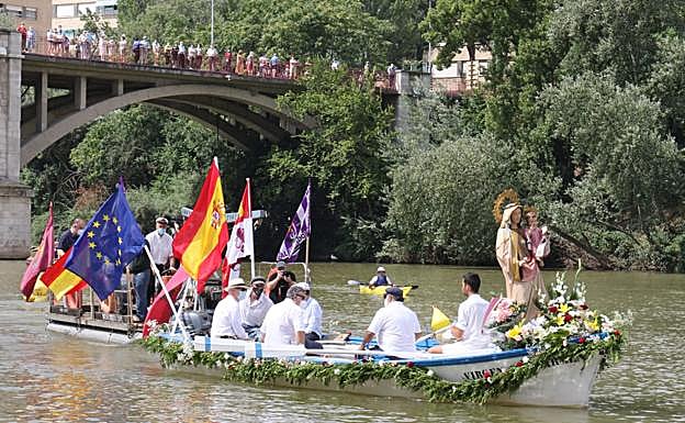 Embarcación con la figura de la virgen. 