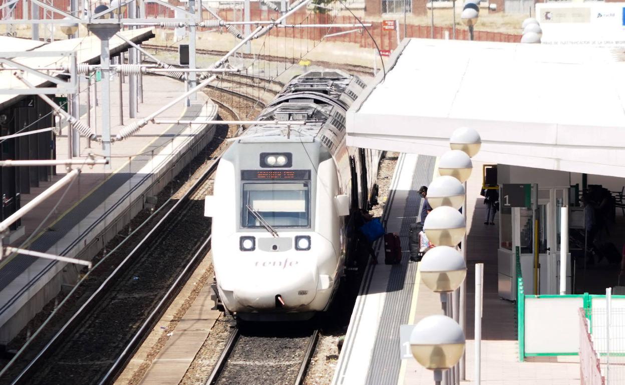 Varios pasajeros suben a un tren en la estación de Salamanca. 