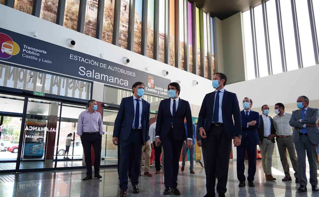 El alcalde, el consejero y el responsable de la emrpesa Avanza, en la nueva estación de Salamanca, que luce una nueva vidriera con imágenes de la ciudad.