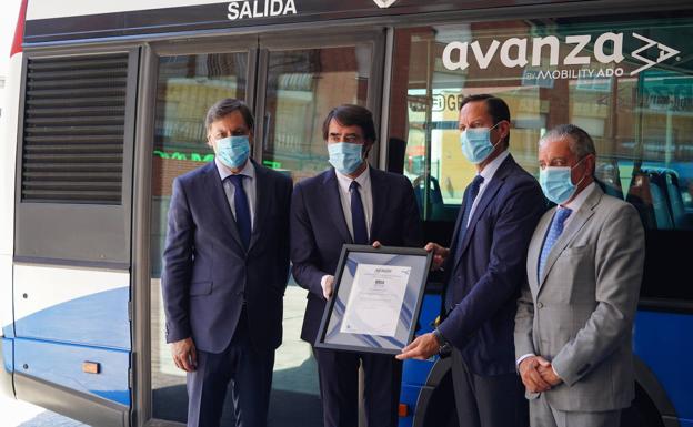 El Consejero entrega la certidficación de calidad al responsable de la empresa Avanza