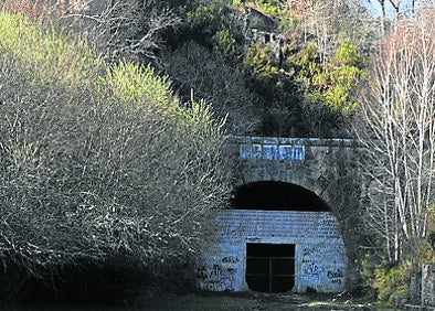 Imagen secundaria 1 - Arriba, casona e iglesia de Ahedo de las Pueblas; túnel de la Engaña y parque multiaventuras. 