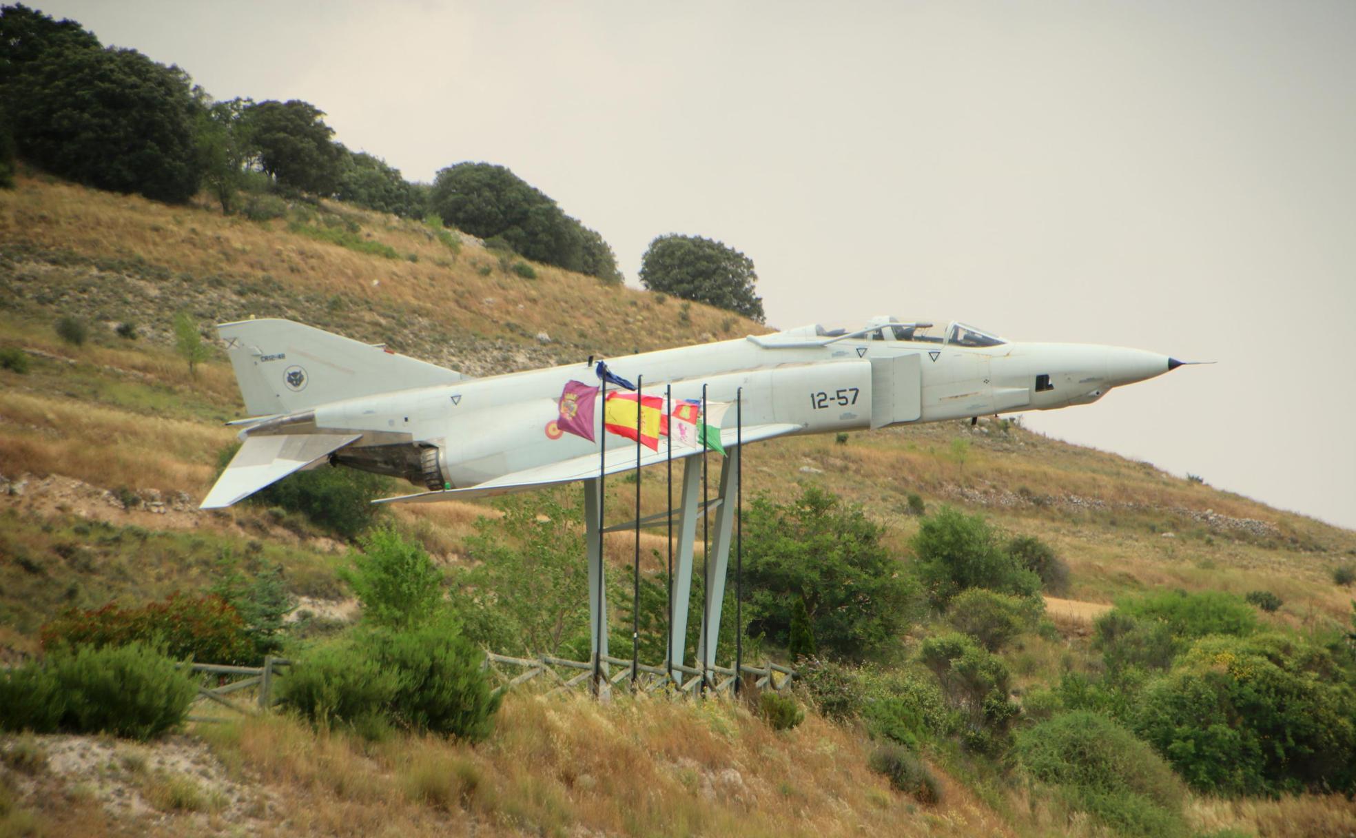 Homenaje a la aviación. Un Phantom II recuerda en Antigüedad a los pioneros. 