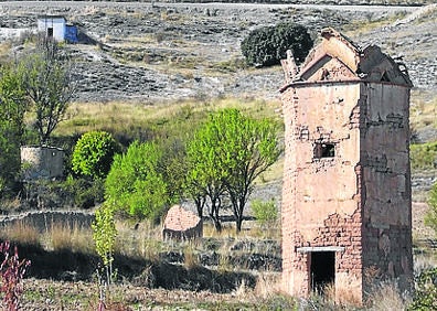 Imagen secundaria 1 - Arriba, restos de los muros del palacio gótico-mudéjar de los Delgadillo; por los alrededores de la localidad podemos encontrar distintos tipos de palomares y altar mayor y retablo de la iglesia de Nuestra Señora de la Asunción.