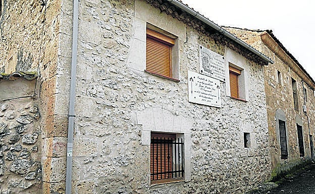 Imagen principal - Arriba, Casa natal del Empecinado; escudo del blasón de la casa de los Bocos e imagen de Cristo del siglo XVII. 