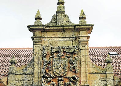 Imagen secundaria 1 - Arriba, Casa natal del Empecinado; escudo del blasón de la casa de los Bocos e imagen de Cristo del siglo XVII. 