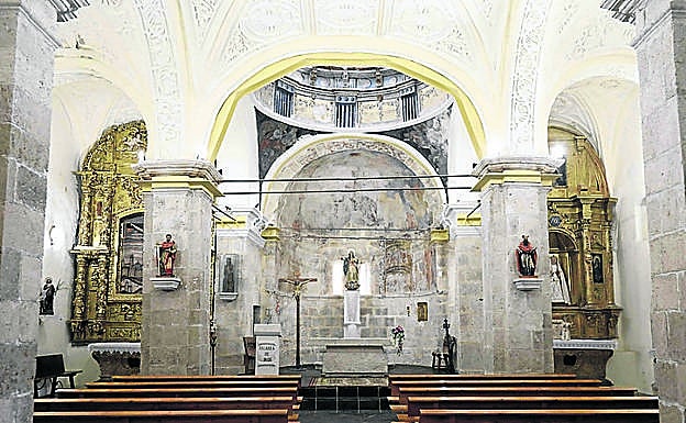 Imagen principal - Arriba, interior de la Iglesia de Nuestra Señora de la Asunción; detalle de una ventana, de estilo románico, de la Iglesia de Santa María de la Asunción y Virgen gótica de La Socorrilla.. 