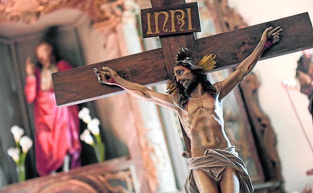 Imagen principal - Arriba, Cristo Crucificado; Espíritu santo. Madera policromada y San José, en la iglesia de San Salvador. 