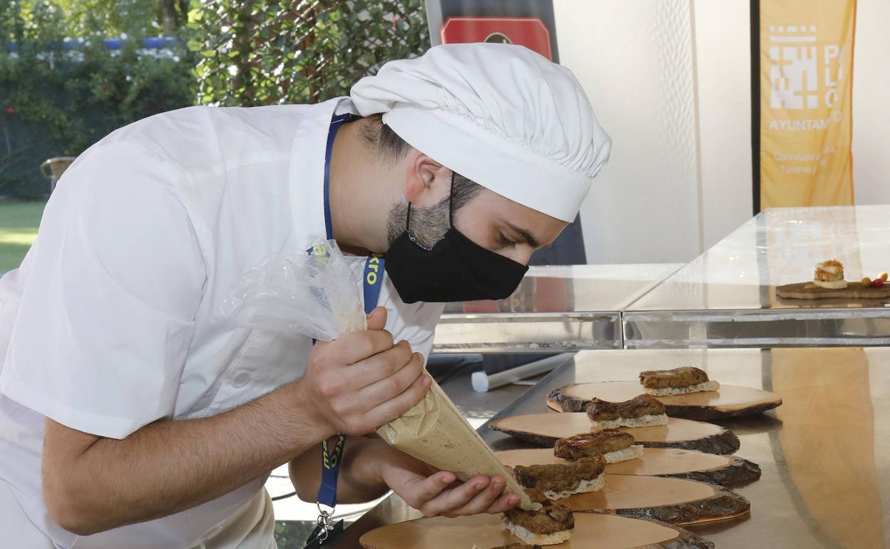 Un cocinero palentino prepara su tapa en el Hotel Rey Sancho.