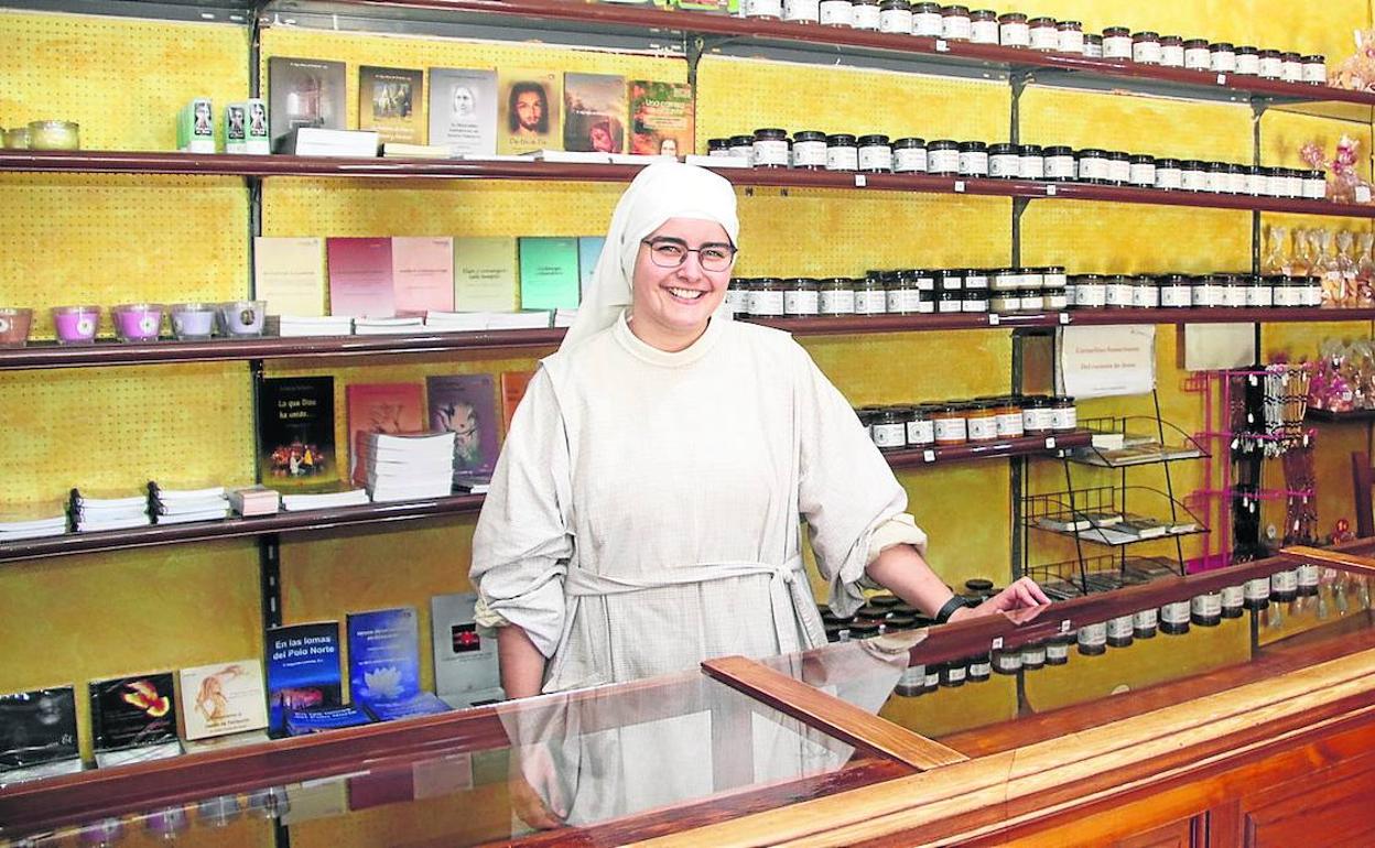 La hermana Bernadette en la tienda de recuerdos de la Virgen. 