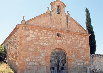 Imagen secundaria 1 - Ermita de la Inmaculada Concepción y estatua en homenaje a la mujer segoviana, esculpida por el segoviano Luis Haro de Pablo. 