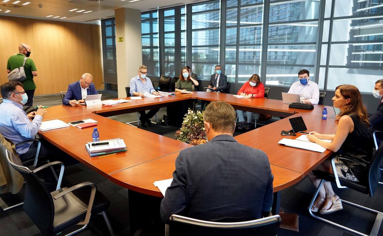 Junta, sindicatos y patronal, durante la reunión del Diálogo Social sobre las ayudas a los ERTE. 