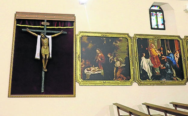 Imagen principal - Arriba, crucificado tardo gótico, de madera policromada, junto a varios cuadros; Artesonado que cubre la capilla mayor de la iglesia de San Vicente y lápida de 1597 que se encuentra en el pórtico de la iglesia. 