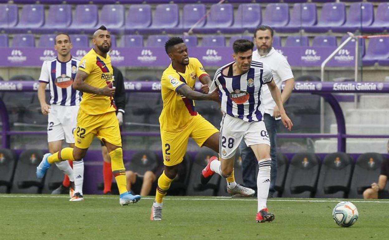 Semedo agarra a Kike en el partido del sábado en Zorrilla. 