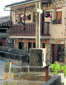 Imagen secundaria 2 - Arriba, bajada de piedra a las piscinas naturales; iglesia de San Antonio de Padua y Cruz de los Enamorados .