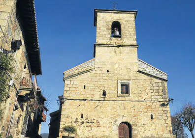 Imagen secundaria 1 - Arriba, bajada de piedra a las piscinas naturales; iglesia de San Antonio de Padua y Cruz de los Enamorados .