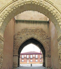 Imagen secundaria 2 - Arriba, Puerta de San Andrés de Villalpando; detalle del arco de la puerta de San Andrés y Arcos de la puerta de San Andrés.