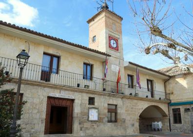 Imagen secundaria 1 - Pasadizos hechos en piedra de sillas y abovedados que discurren bajo varios tramos de casas de Astudillo y a los que se ha dado valor defensivo, hoy se utilizan en muchos casos como bodega. Sobre estas líneas, edificio del Ayuntamiento de Astudillo, con su archo bajo el que pasa una de las calles de la localidad y torre de la Puerta de San Miguel, único tramo de una de las entradas de la vieja muralla que en su día fue utilizada como cantera pública. 