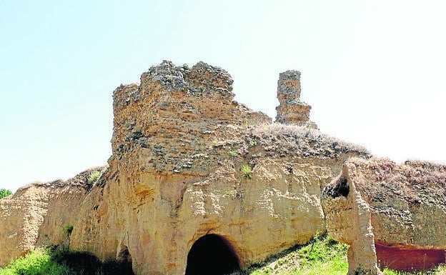 Ruinas del castillo que dan nombre a la localidad.