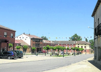 Imagen secundaria 1 - Arriba, Ermita humilladero del Bendito Cristo; Plaza Mayor porticada de Castrillo de Villavega y palomares en el entorno de la localida 