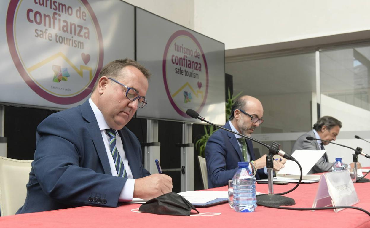 José Luis Yzuel, Javier Ortega y Ángel Blasco, durante la firma del convenio en Valladolid. 