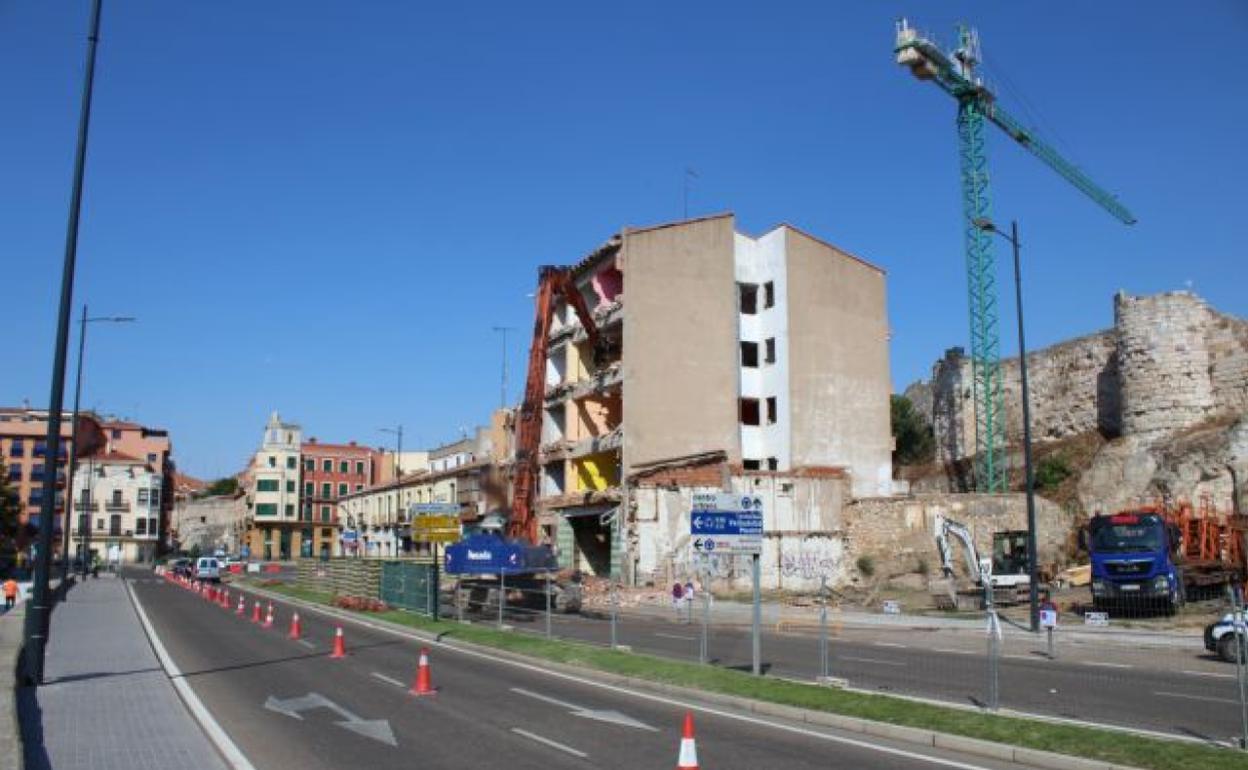 Trabajos de derribo de un edificio anexo a la muralla ejecutados en la avenida de la Feria de Zamora. 