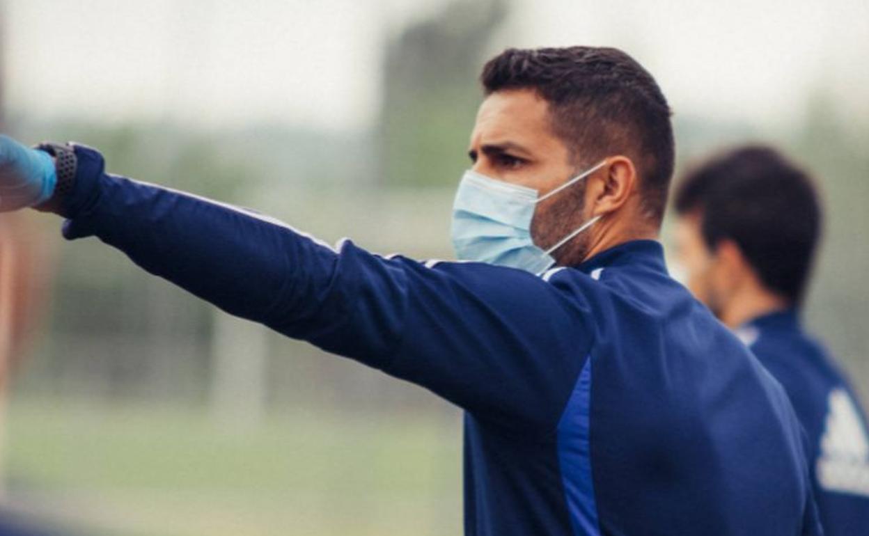 Javi Baraja da instrucciones a los jugadores del filial en un entrenamiento en Zaratán. 