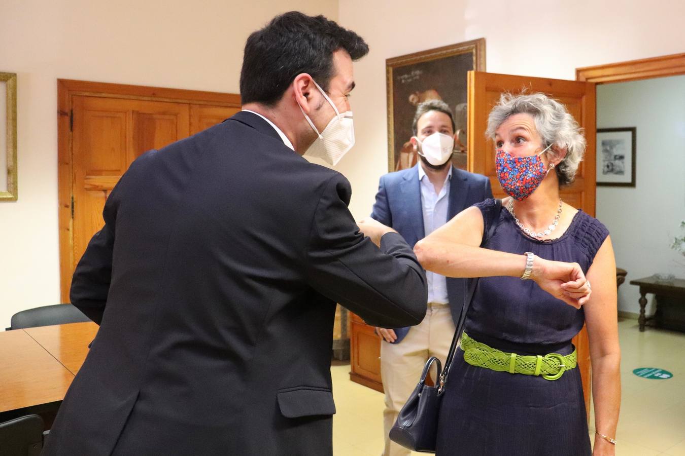 Marc Calcoen y su esposa han visitado la localidad con motivo de la donación de 10.000 euros que la embajada belga ha realizado a la residencia de ancianos Sancti Spíritus y Santa Ana de la localidad