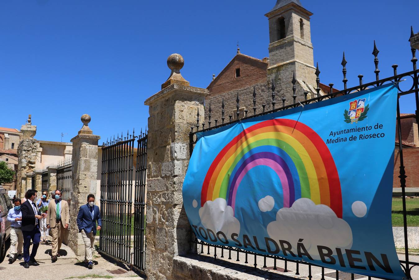 Marc Calcoen y su esposa han visitado la localidad con motivo de la donación de 10.000 euros que la embajada belga ha realizado a la residencia de ancianos Sancti Spíritus y Santa Ana de la localidad