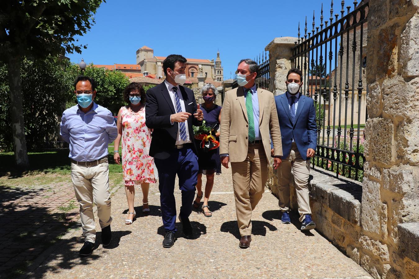 Marc Calcoen y su esposa han visitado la localidad con motivo de la donación de 10.000 euros que la embajada belga ha realizado a la residencia de ancianos Sancti Spíritus y Santa Ana de la localidad