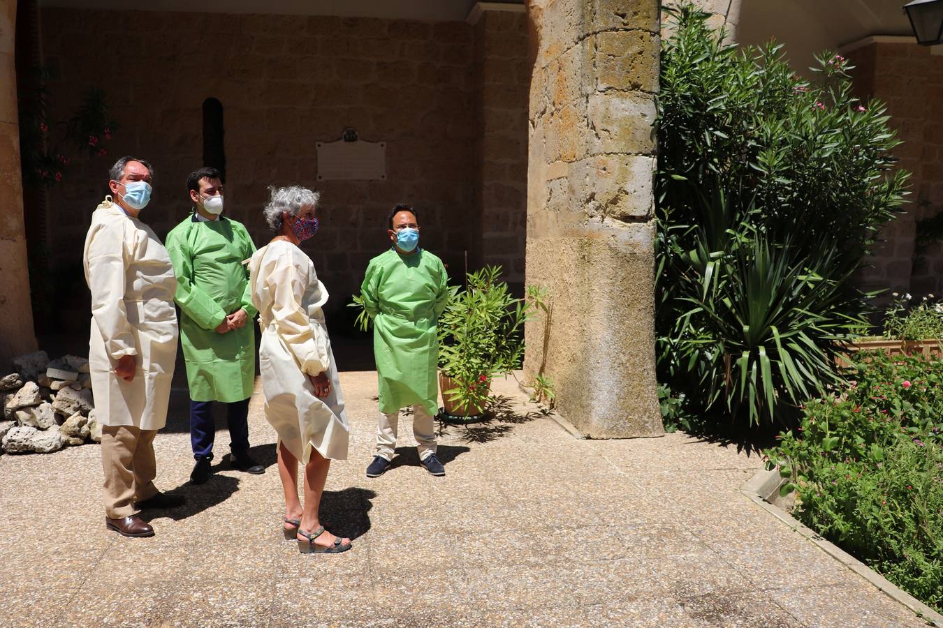 Marc Calcoen y su esposa han visitado la localidad con motivo de la donación de 10.000 euros que la embajada belga ha realizado a la residencia de ancianos Sancti Spíritus y Santa Ana de la localidad