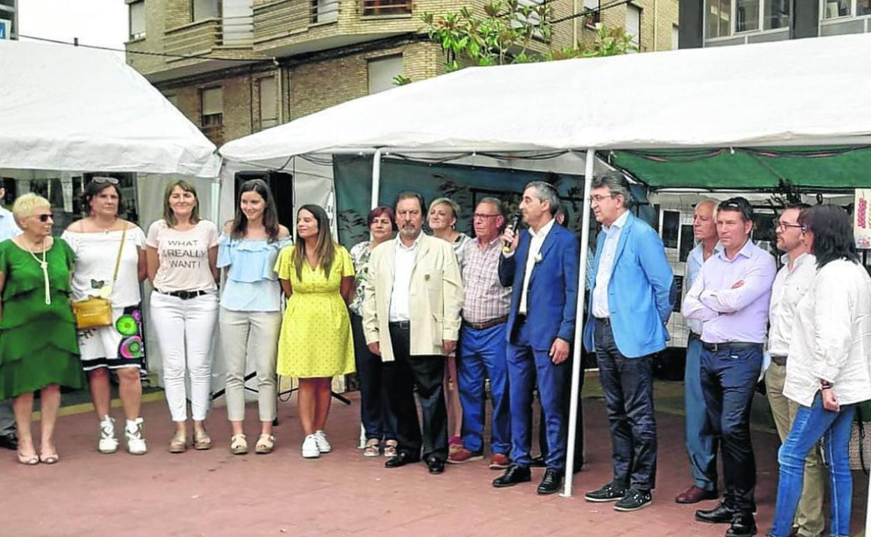 El concejal Balbino Santos (en el centro con chaqueta clara) en una anterior Feria del Ajo. 