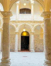 Imagen secundaria 2 - Un ensayo de parte de los componentes de la Banda de Música cumpliendo las normas sobre distancia en uno de los patios del Museo del Cerrato. Abajo, las dos fachadas del Museo y a la derecha, el patio barroco del interior del edificio más antiguo de los dos que forman este espacio, el antiguo hospital. 