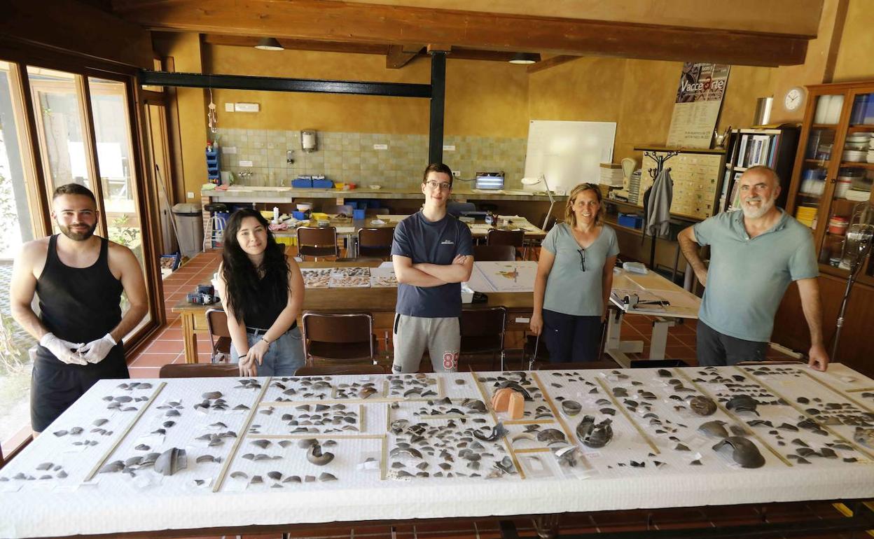 Guillermo García, Natalia Hernández, Daniel Rodríguez, Elvira Rodríguez y Carlos Sanz Mínguez, parte del equipo participante en la presente campaña, en la sala de catalogación y restauración de Pintia.