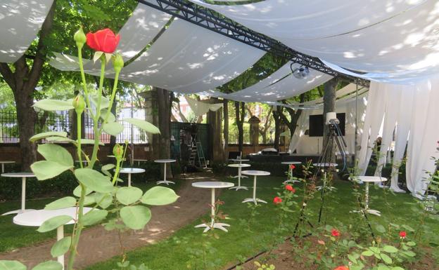 Instalación en los jardines del Palacio de Santa Cruz donde se celebrarán los Encuentros de Verano.