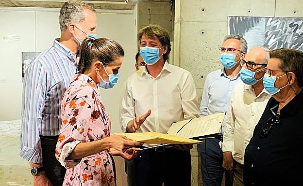 El alcalde de Soria, Carlos Martínez, muestra a los Reyes conocen la maqueta conmemorativa de los 900 años de la fundación de Soria y reciben una réplica del 'Privilegio de los Arneses'. 