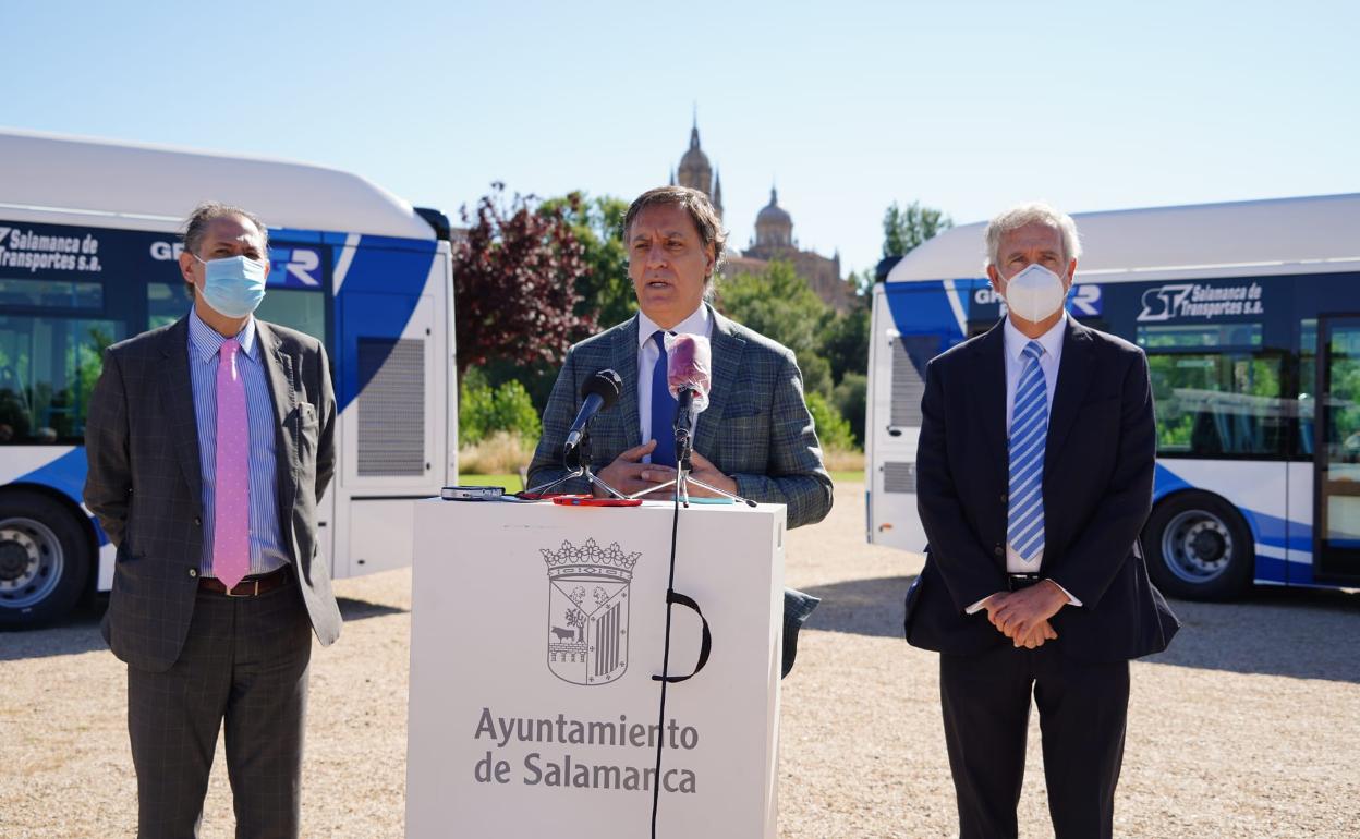 El alcalde, durante la presentación de los nuevos autobuses. 