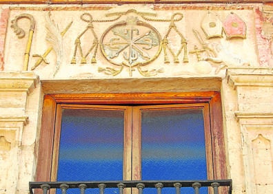 Imagen secundaria 1 - Arriba, ermita de la Virgen de Viloria; detalle de un balcón de una casa nobiliaria y antigua iglesia protestante. 